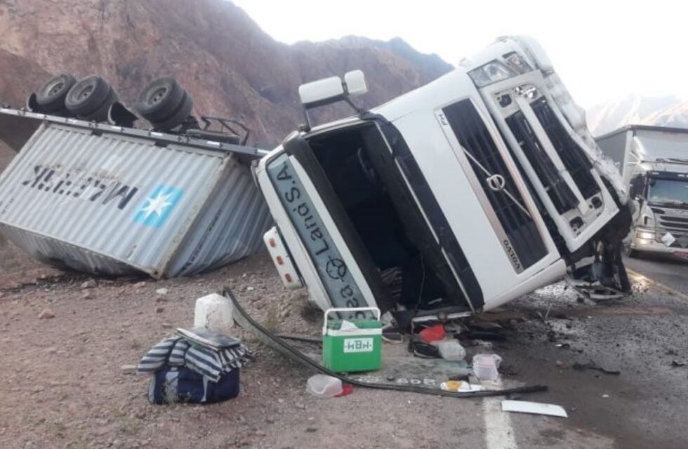 Volcó un camión con una carga de vino en ruta 7