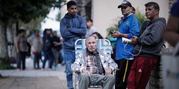 ACOMPAÑA CRÓNICA ARGENTINA CORONAVIRUS***AME176\u002E BUENOS AIRES (ARGENTINA), 04/04/2020\u002E- Adultos mayores esperan en fila para poder cobrar su jubilación, este viernes, en un Banco de San Justo, en la provincia de Buenos Aires (Argentina)\u002E El aislamiento de los ancianos por el coronavirus preocupa a expertos y autoridades porque a fin de cuentas la cuarentena no hace más que poner bajo la lupa su actitud frente a la vida, algo que hoy está claramente determinado por su situación socioeconómica en un país complejo como la Argentina\u002E \