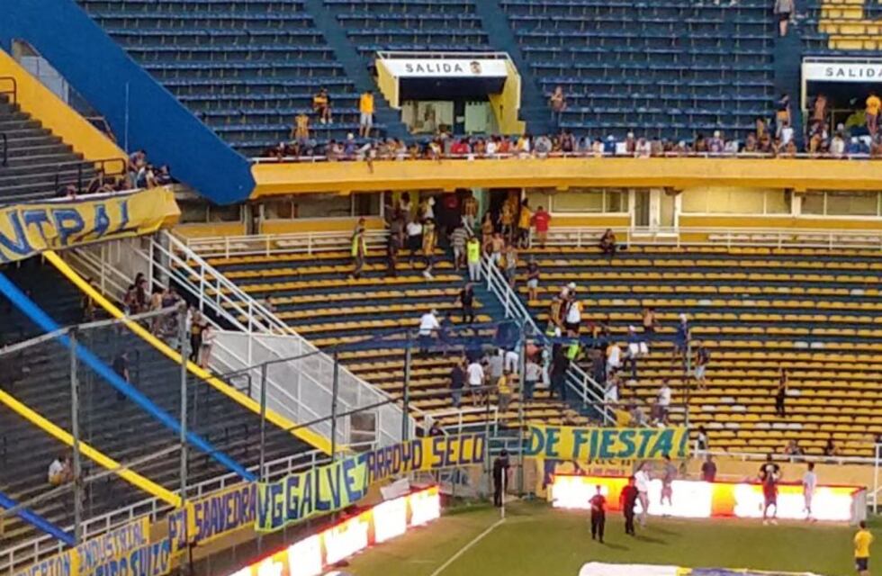 Hincha canalla terminó en el hospital al caerse de la platea alta