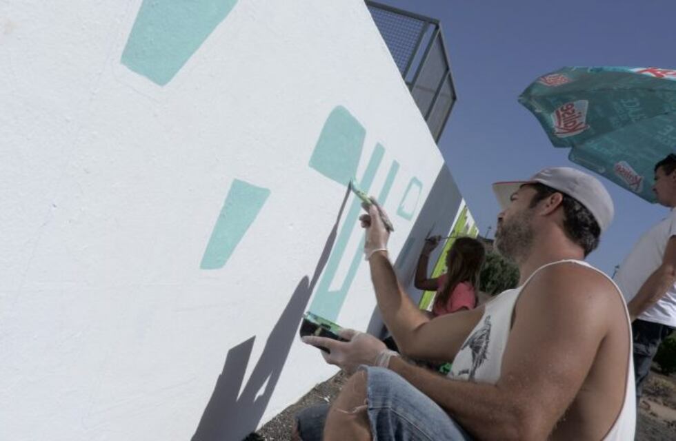 Pintan un mural en honor a la gran fiesta de disfraces