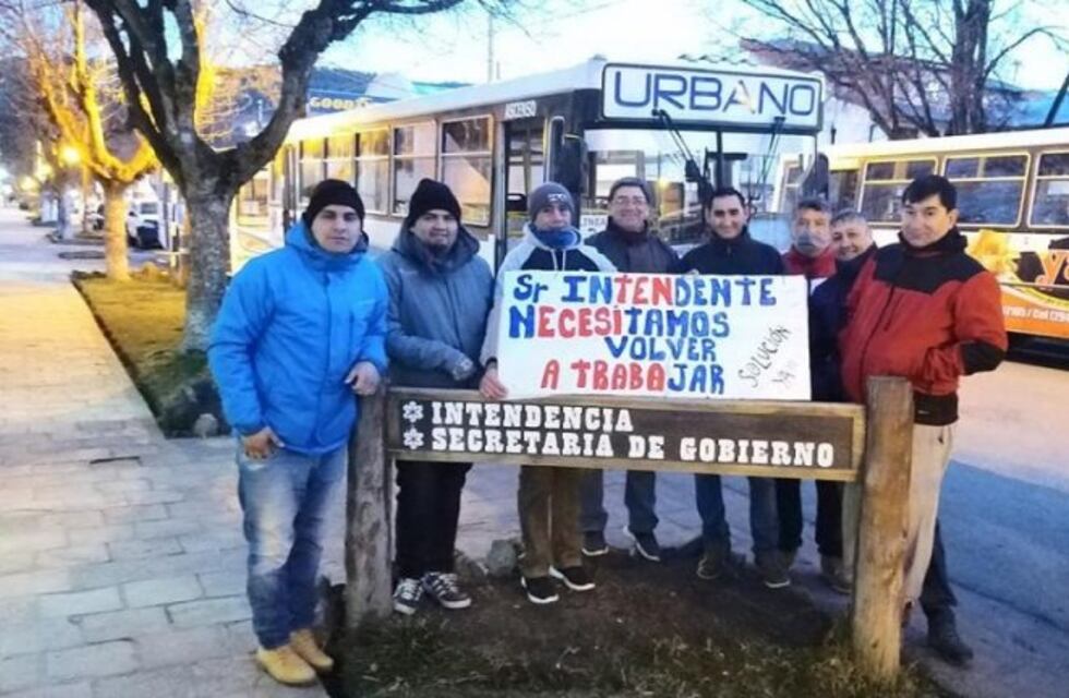 Esquel: Choferes reclamaron en el municipio desde muy temprano