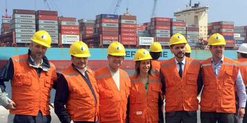 Funcionarios jujeños supervisaron la llegada de contenedores al Puerto de Mejillones en Chile, los cuales serán trasladados a Jujuy