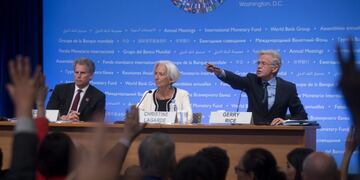 Andrew Harrer David Lipton, directivo del FMI, junto a Christine Lagarde, titular del organismo, y el vocero, Gerry Rice