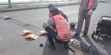 Colocan reductores de velocidad hechos con plástico reciclable en Posadas\u002E