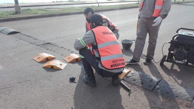 Colocan reductores de velocidad hechos con plástico reciclable en Posadas\u002E