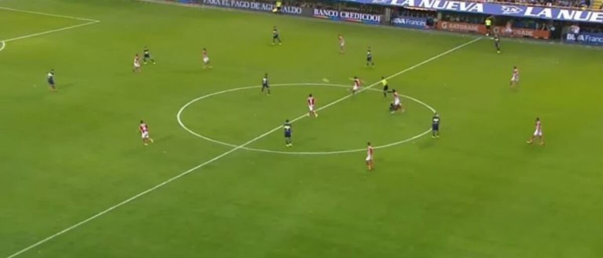 Remate desde mitad de cancha da en el travesaño ante Boca