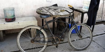Los chicos intentaron llevarse ésta bicicleta cunado entraron al patio de la casa de Evangelina Soto, en Pérez\u002E (Clarín)