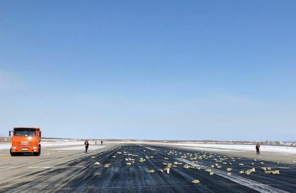 Rusia: se rompió la escotilla de un avión y cayeron tres toneladas de oro sobre la pista