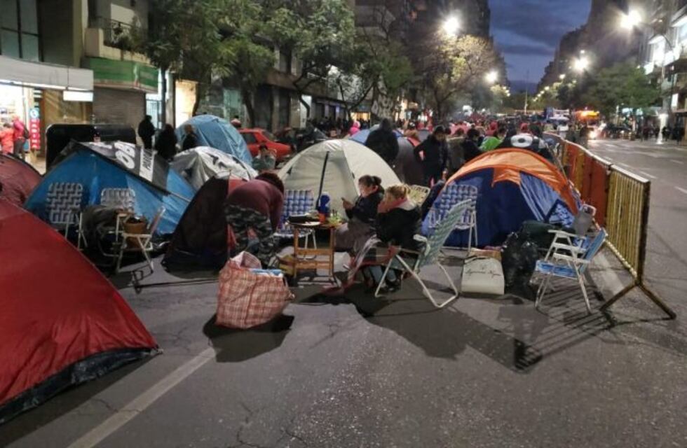 Organizaciones sociales continuarán el acampe durante toda la noche en avenida Chacabuco