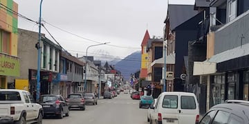 Pasado y presente de Ushuaia\u002E\nFotos: Vía Ushuaia - Archivo histórico Municipalidad de Ushuaia\u002E