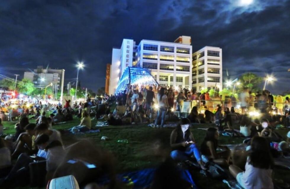 Furor en la Plaza del Bicentenario por el eclipse lunar