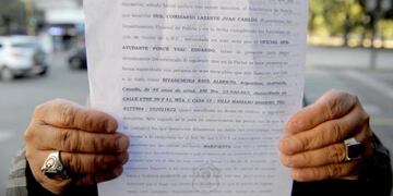 Alberto Rivadeneira muestra la denuncia que efectuó por el robo del dinero\u002E