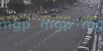 Un chico de 15 años, a bordo de un auto, atropelló a una nena de 8 y se fugó: lo detuvieron a las pocas cuadras (Imagen: Captura Cámara de Seguridad)