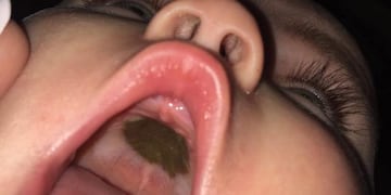 El cartón que fue hallado dentro de la boca del bebé de Darian Depreta (Foto: Facebook Darian Depreta)