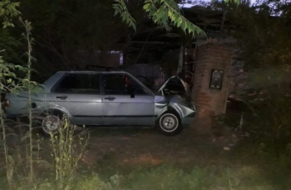 Manejaba alcoholizado y chocó un pilar de luz