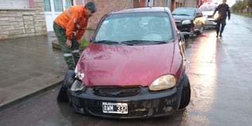 Chocó contra un auto estacionado