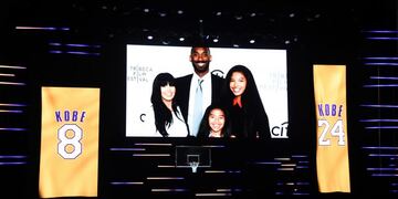 Kobe Bryant, Natalia Bryant, y Gianna Bryant durante el tributo\u002E (AP Photo/Chris Pizzello)