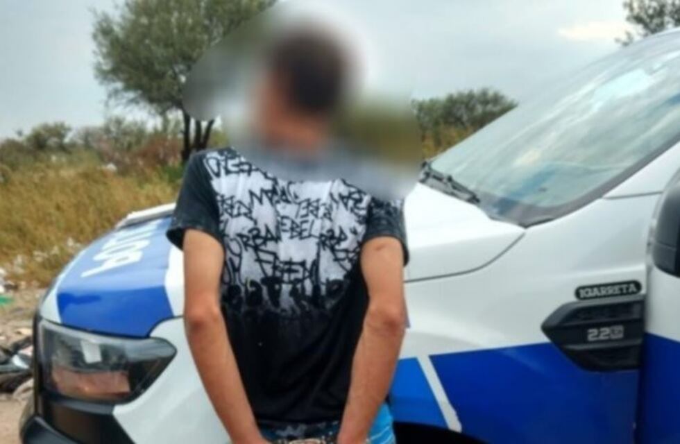 Intentó acuchillar a policías cuando lo fueron a detener