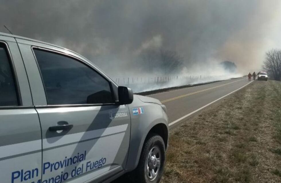 Intentan controlar incendios en diferentes localidades de Córdoba