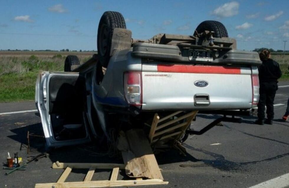 Tremendo accidente en la autopista a Santa Fe: volcó una camioneta y quedó en el medio de la traza