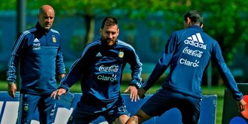Argentina's midfielder Angel Di Maria (R) controls the ball in front his teammate forward Lionel Messi (C) during a training session in Ezeiza, Buenos Aires on October 7, 2017 ahead of a 2018 FIFA World Cup South American qualifier football match against Ecuador to be held in Quito on October 10\u002E / AFP PHOTO / ALEJANDRO PAGNI