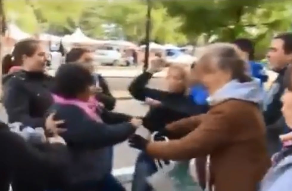 Productores de frutas y verduras se cruzaron en una gresca en plena Calle Recreativa