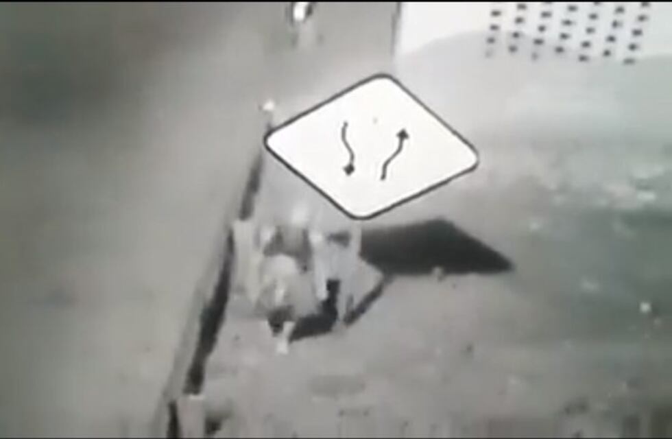 Tres hombres destruyeron una cámara municipal y quedaron escrachados