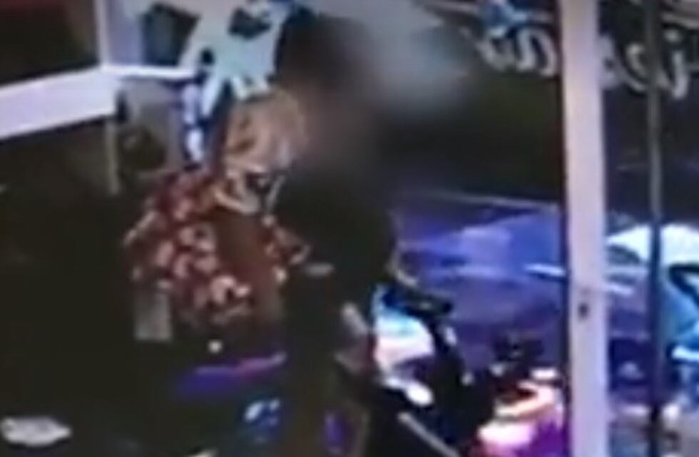 Familia de ladrones: padre distrajo con su hija a empleados y la madre se llevó un "patalín"