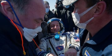 Ground personnel carry NASA astronaut Andrew Morgan shortly after landing in a remote area outside the town of Dzhezkazgan (Zhezkazgan), Kazakhstan, on April 17, 2020\u002E - Two NASA astronauts and a Russian cosmonaut on April 17 made a safe return from the International Space Station to find the planet transformed by the coronavirus pandemic\u002E Andrew Morgan, Jessica Meir and Oleg Skripochka touched down in central Kazakhstan at 0516 GMT in the first returning mission since the World Health Organisation declared COVID-19 a global pandemic in March\u002E (Photo by Andrey Shelepin/GCTC / Russian Space Agency Roscosmos / AFP) / RESTRICTED TO EDITORIAL USE - MANDATORY CREDIT \