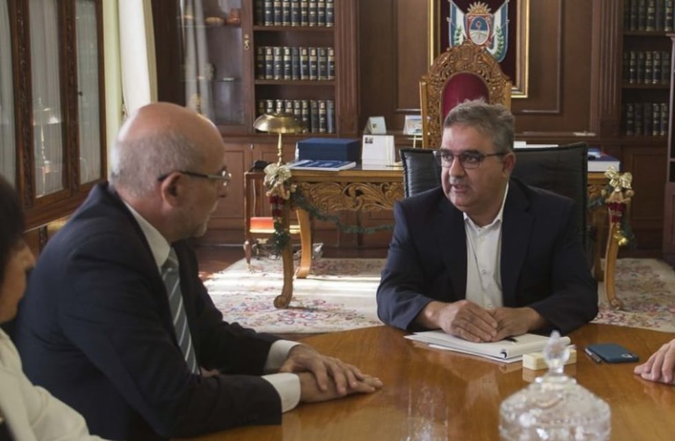 El gobernador de reunió con el rector de la UNCa