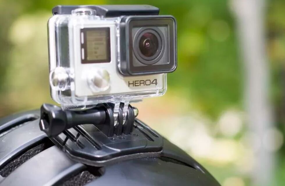 Encontró en el agua una cámara GoPro y las grabaciones podrían esclarecer una muerte