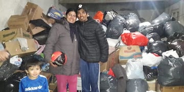 Ramoncito, el más solidario de barrio Alberdi, en Río Cuarto, entregando las donaciones que le hizo la gente para aquellos que necesitan cubrirse del frío\u002E