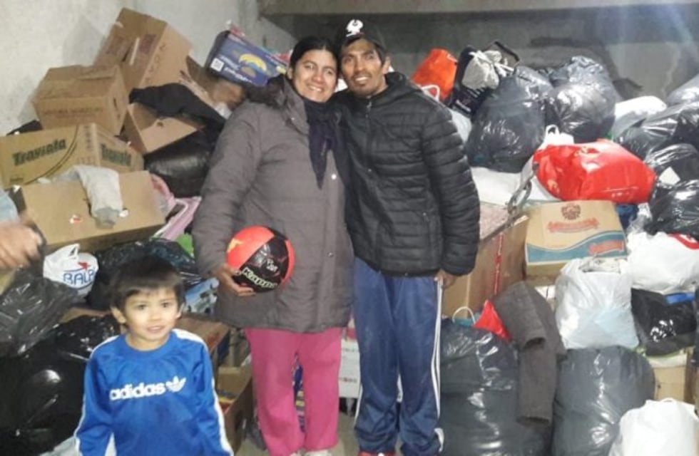 La historia de Ramoncito, el humilde vecino de barrio Alberdi que juntó frazadas para los que tienen frío