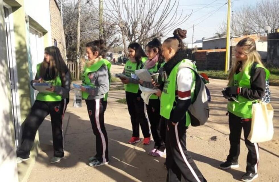 Un grupo de estudiantes recorren la ciudad "puerta a puerta" promoviendo conciencia ambiental