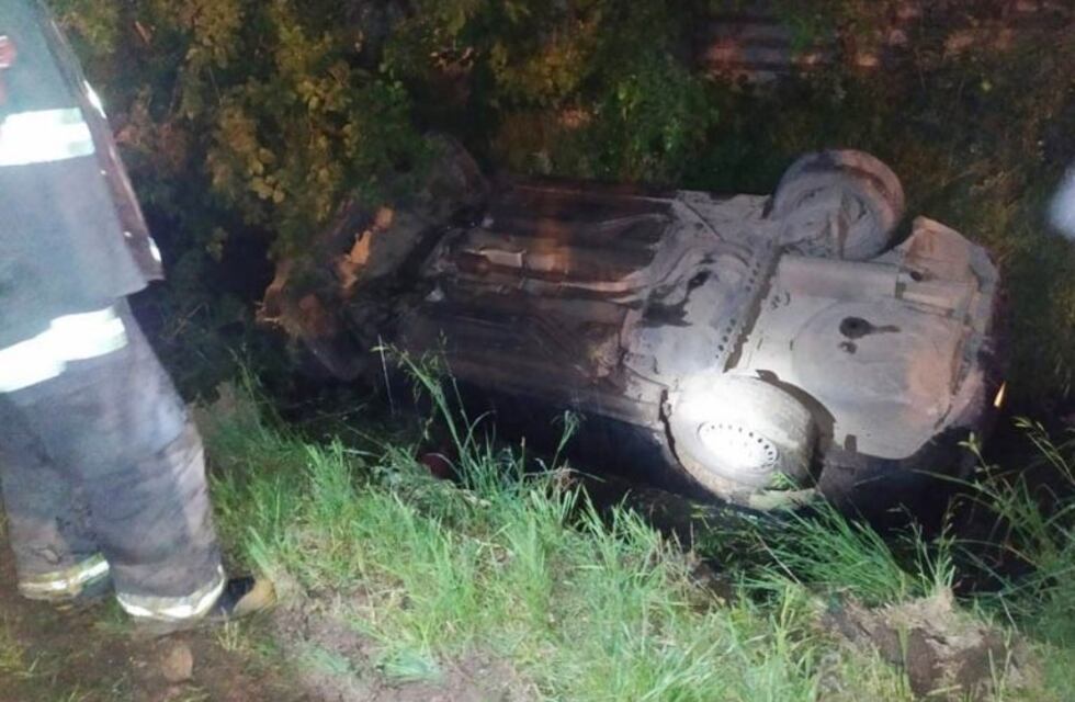 Robaron una peluquería y al escapar en auto de la policía cayeron a un zanjón