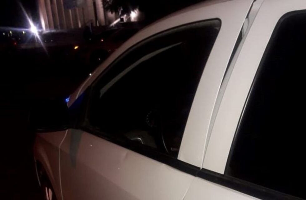 Se negó a darles más plata y los "trapitos" le apedrearon el auto