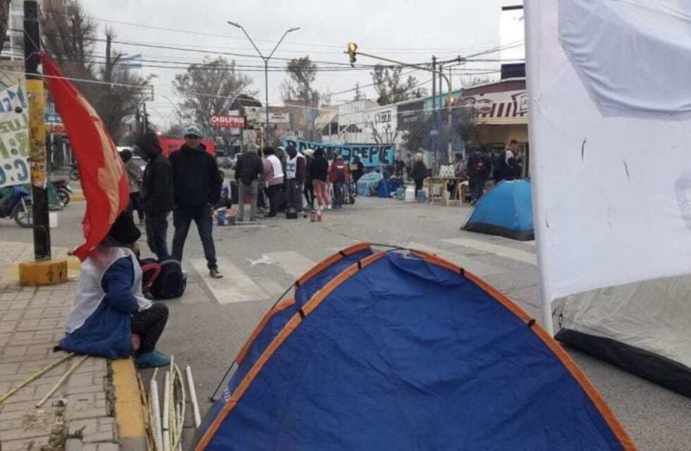 Roca: organizaciones sociales acamparon en el centro de la ciudad