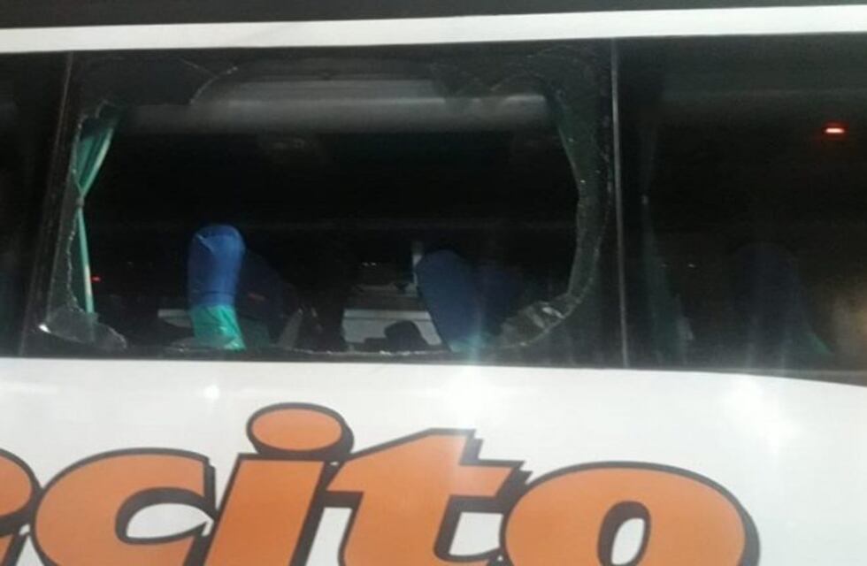 Destrozó un colectivo a pedradas y lo atraparon
