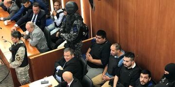En medio de una fuerte custodia, a media mañana llegaron los acusados de \