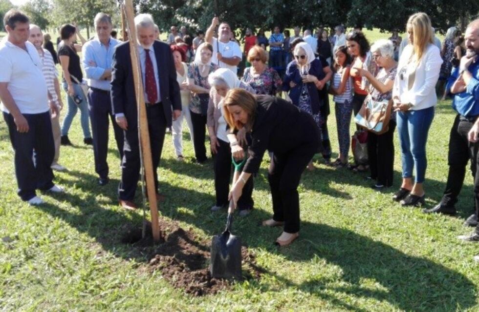 Las Madres de Plaza de Mayo y Fein plantaron árboles en el Bosque de la Memoria