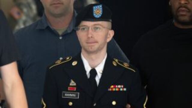 (FILES) This file photo taken on July 30, 2013 shows US Army Private First Class Bradley Manning leaving a military court facility after hearing his verdict in the trial at Fort Meade, Maryland.nUS President Barack Obama commuted the sentence of Manning a
