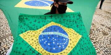 En el marco de un nuevo récord de muertes diarias, identifican otra variante de Covid en Brasil. (Foto: EFE/ Joédson Alves)