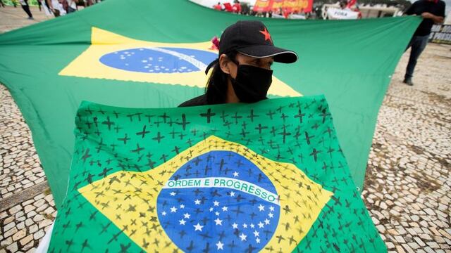 En el marco de un nuevo récord de muertes diarias, identifican otra variante de Covid en Brasil. (Foto: EFE/ Joédson Alves)