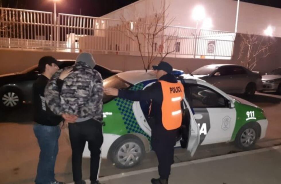 Los sorprenden con medio kilo de marihuana en el auto