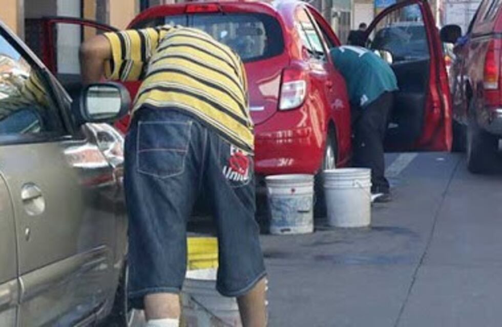 Buscan terminar con la actividad de los lavacoches