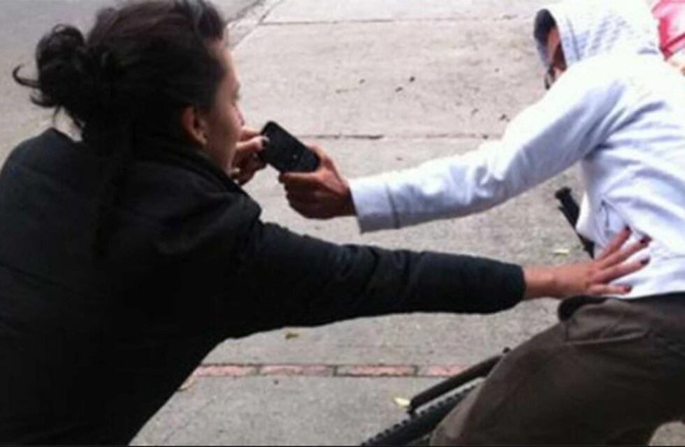 Apuñalaron a una joven en un intento de robo