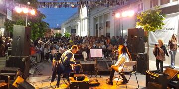 El dúo local “Rouge” integrado por Candela Hernández en voz, y Fernando Abratte en bajo, amenizaron la tarde en el Pasaje Carcabuey (Prensa Municipalidad de Rafaela)