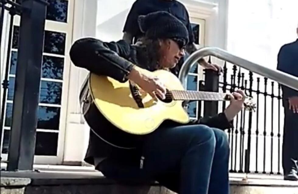 El líder de Megadeth brindó un show improvisado en las calles mendocinas