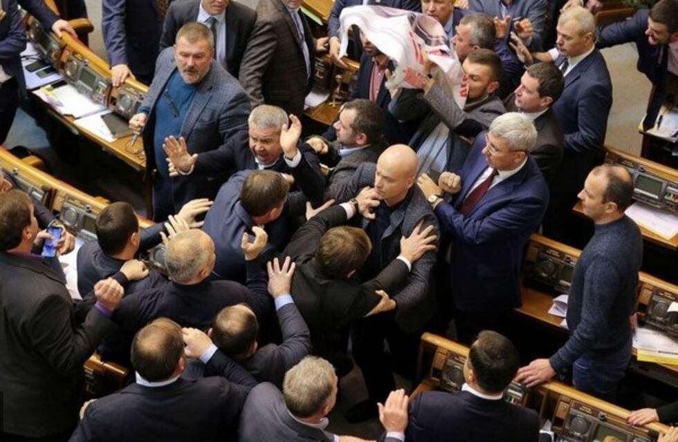 Pelea a golpes de puño en el Parlamento de Ucrania por culpa de un cartel
