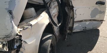 El Fiat 147 se estrelló contra el tapial de una vivienda en San Martín y Sucre\u002E (Juan José García)